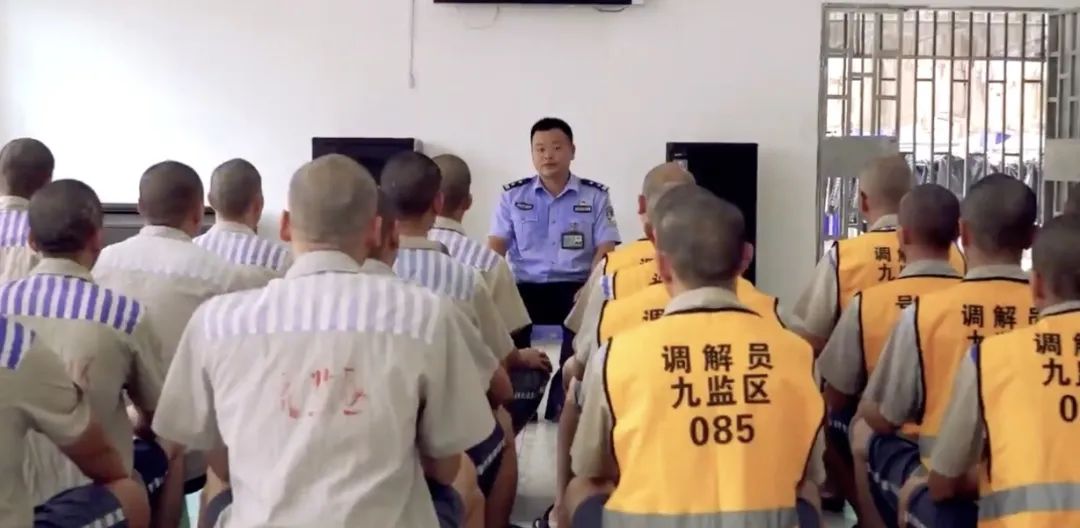 “这里的人刑期比命还长，看押他们，我就像坐在火山口”