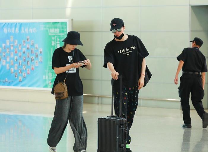 36岁刘翔现身机场，与妻子吴莎相隔数米，穿着低调变身蒙面侠