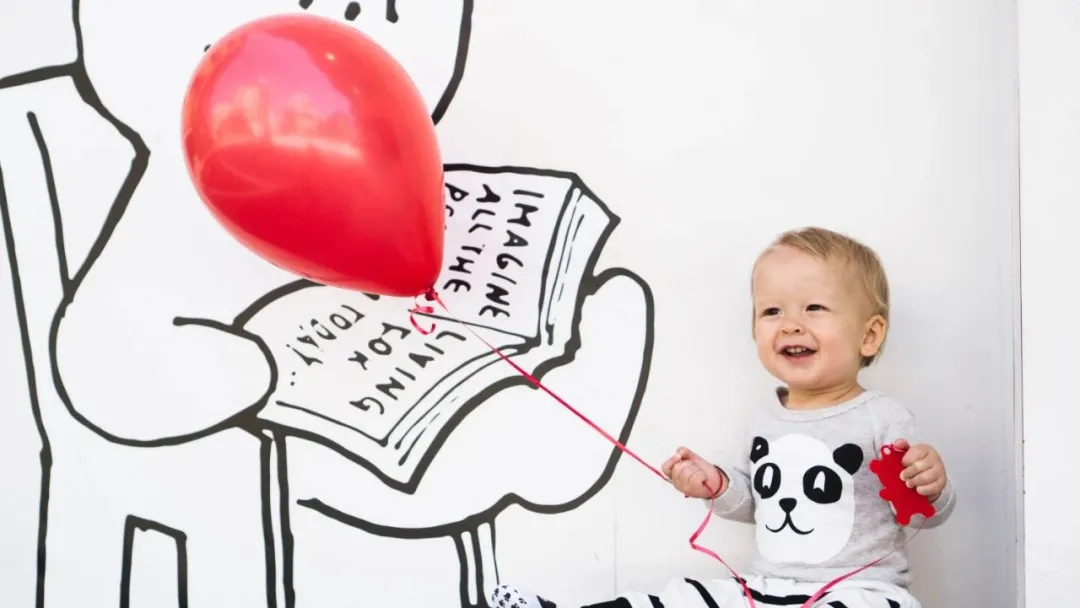 妈妈喂孩子母乳，一天换3次睡衣，娃一边吃一边拉的狼狈，太囧了