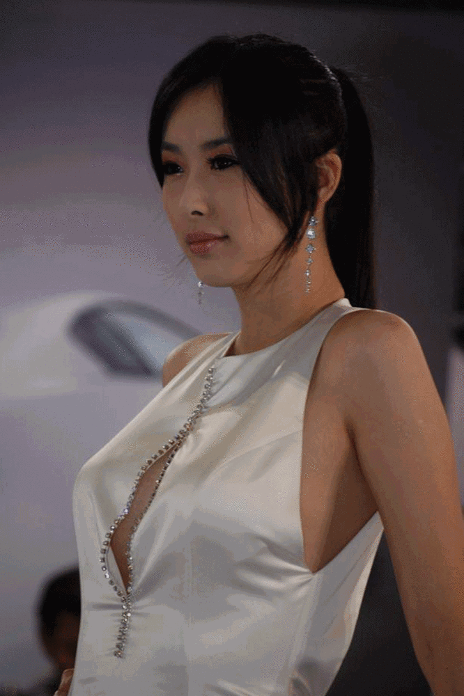 32岁车模兽兽争议视频走红，两男篮球员为她着迷，现成富商人妻