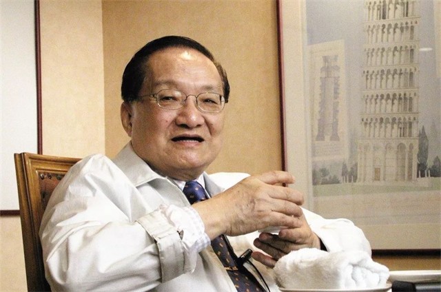 3年前金庸逝世，书迷自发赶到医院，次子捧遗像送父亲最后一程