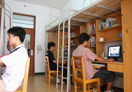 河南平顶山学院试行“男女混住”，网友争议不断，安全性成为话题