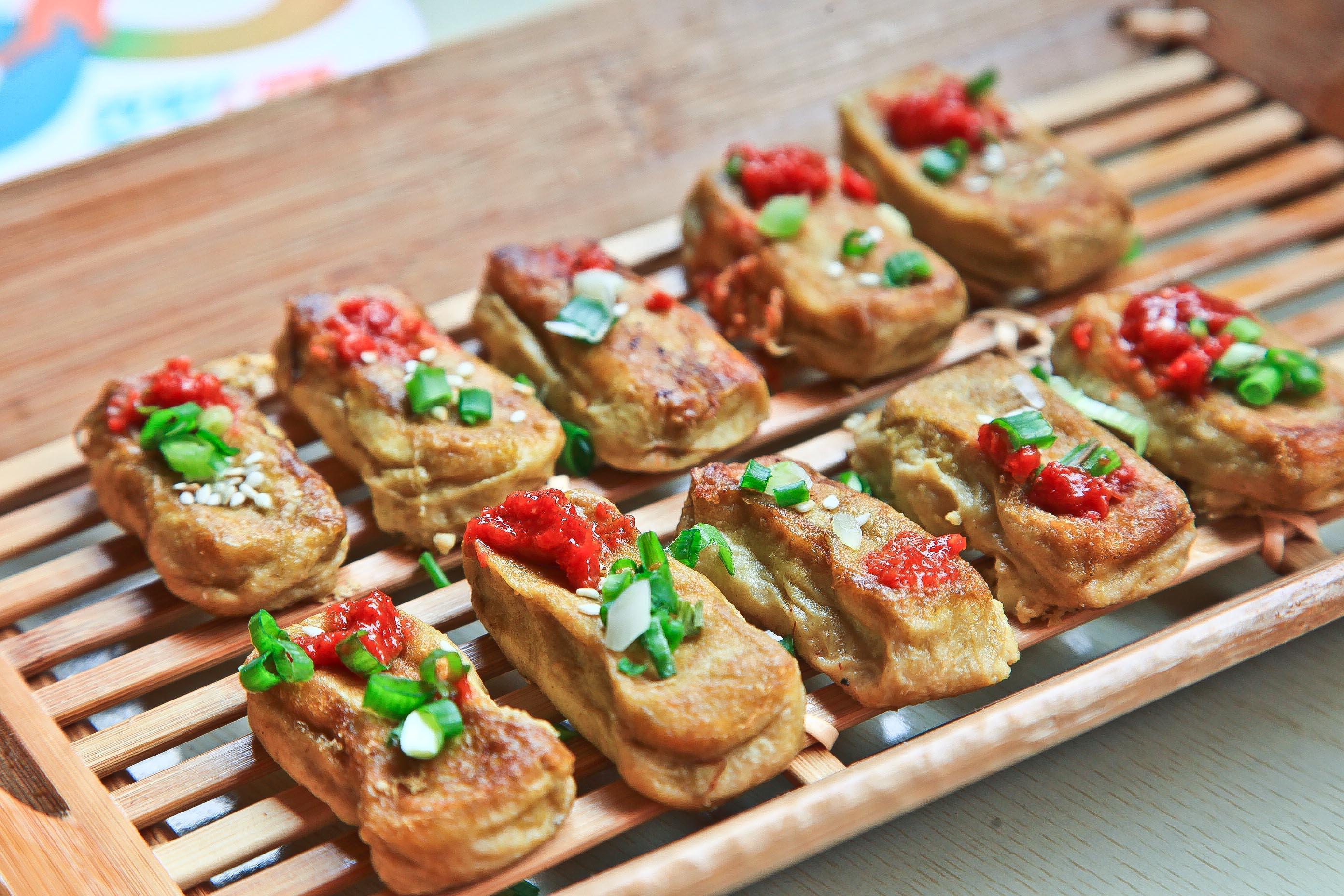 八公山豆腐八公山豆腐又称"四季豆腐",是安徽淮南的传统地方小吃.