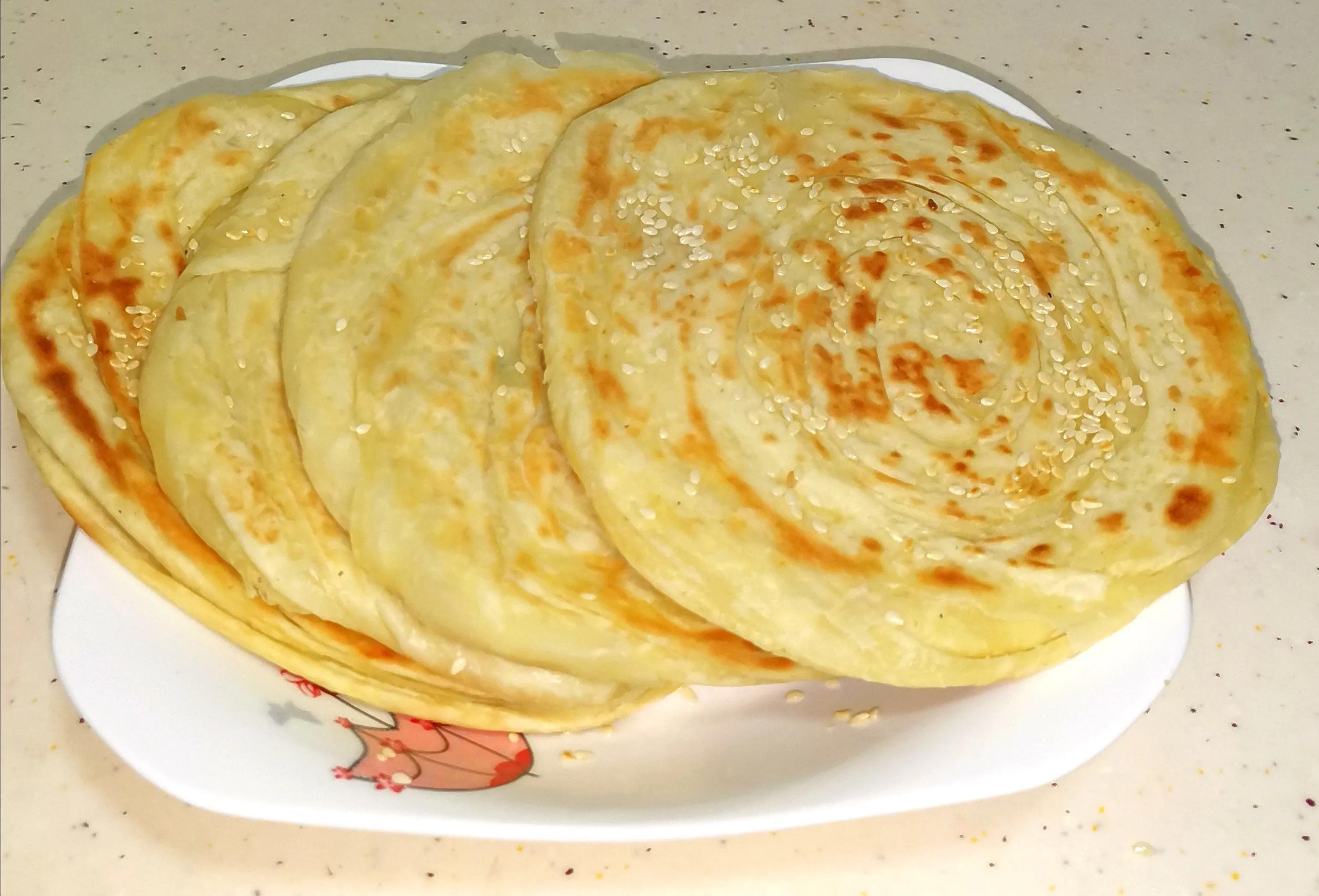 对于北方人来说,油饼应该是餐桌上最常见的食物了,色泽金