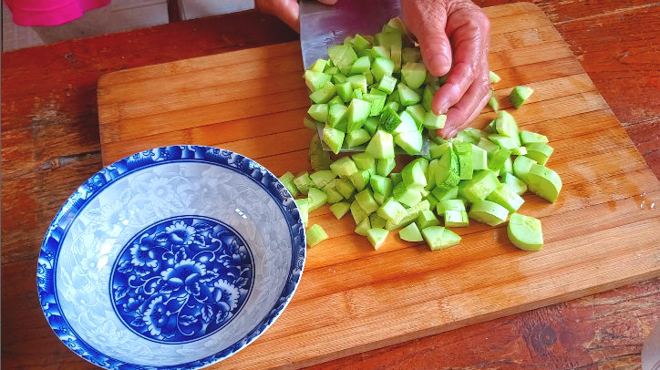 麻辣黄瓜的做法（黄瓜这样做麻辣鲜香比老干妈下饭）