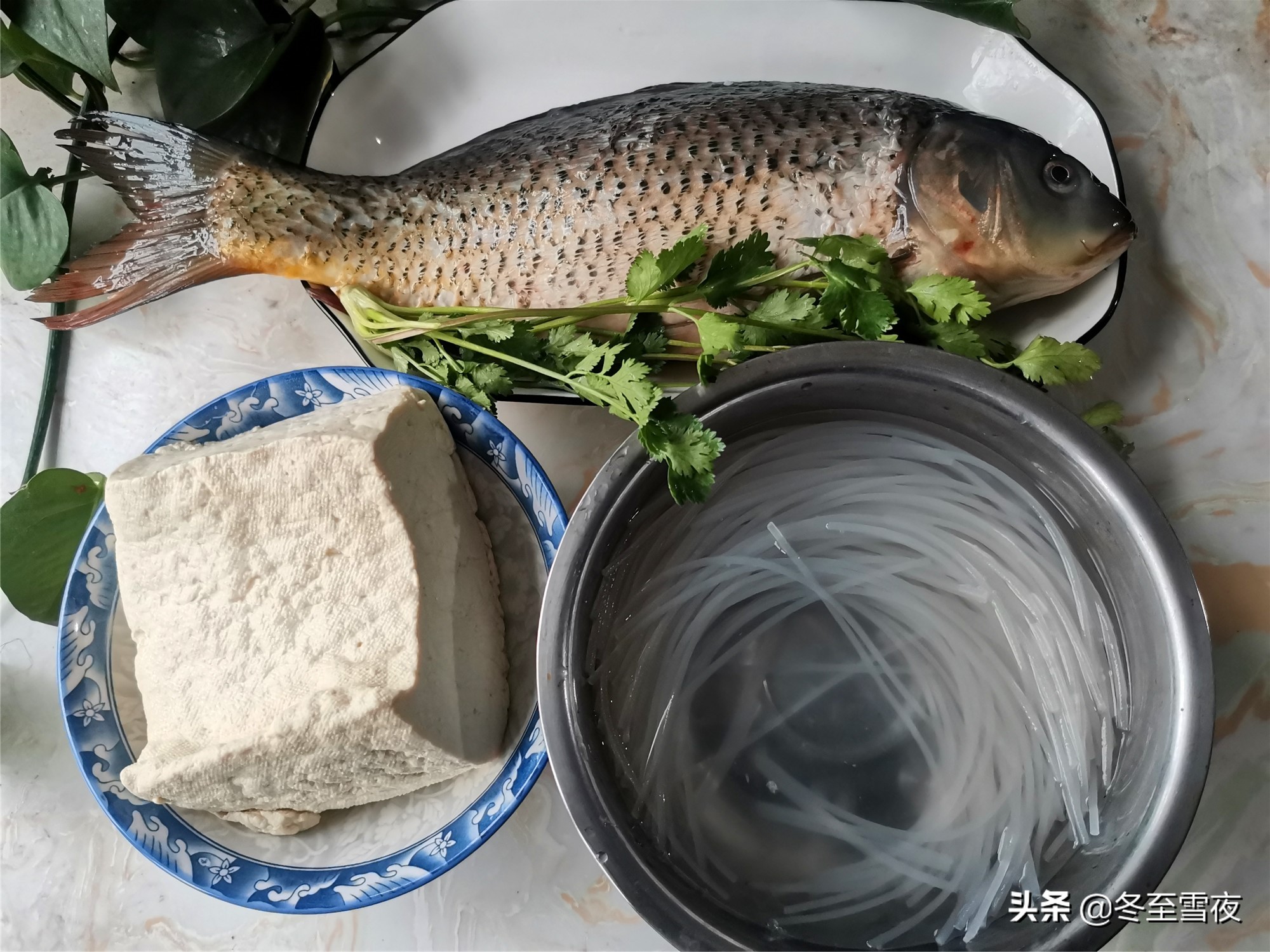 东北炖鱼的家常做法（东北铁锅炖鱼不用去餐馆自己在家做）