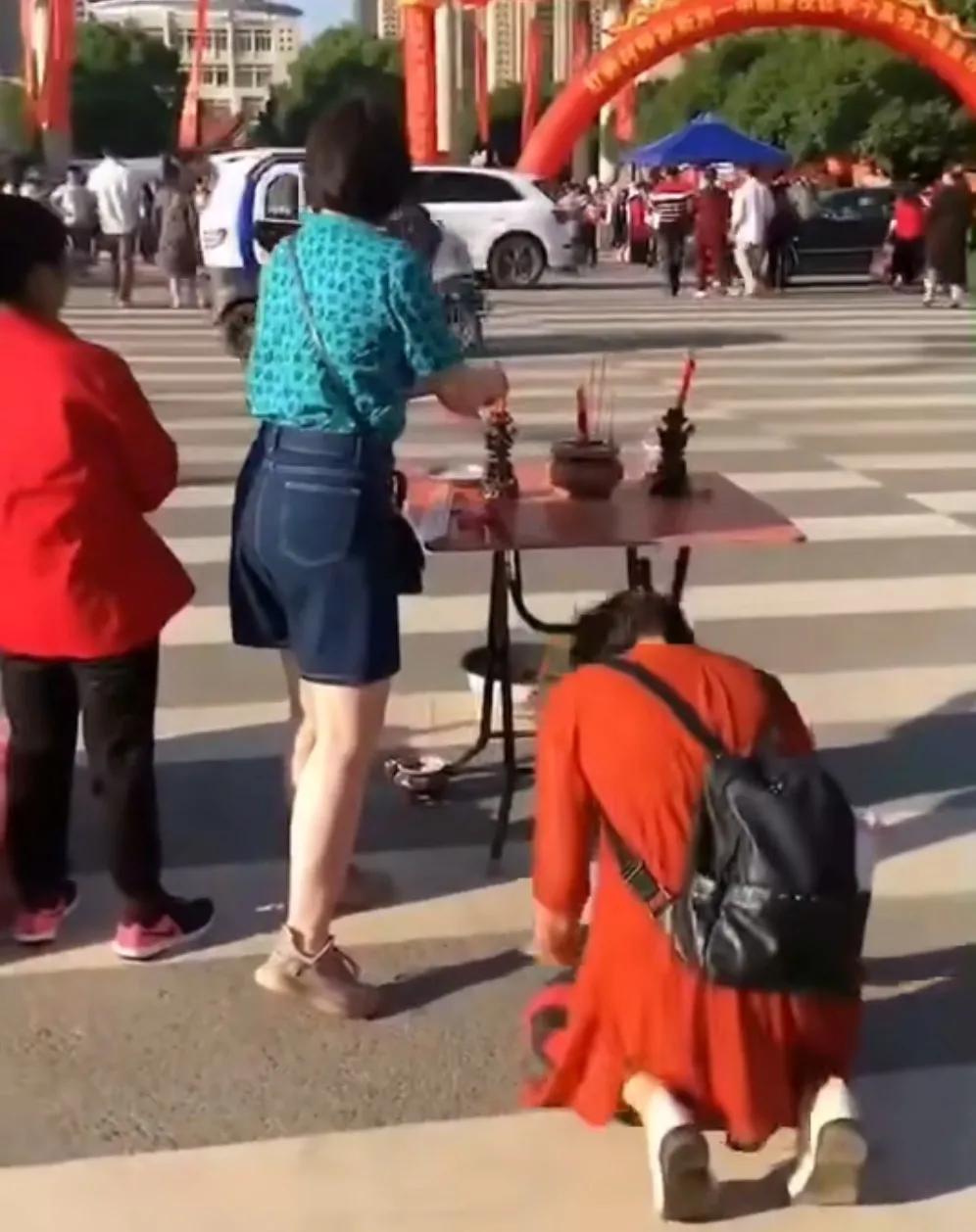 高考家长四大穿，旗袍只是基础款，红裙加高香，这也太夸张