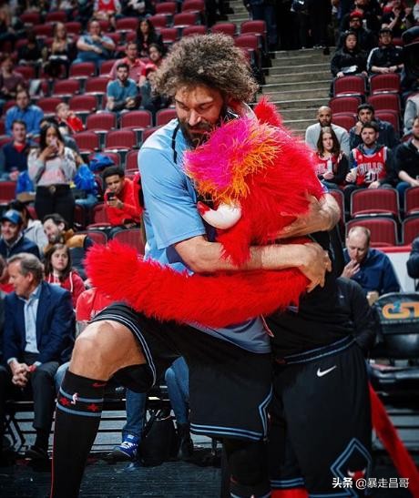 籃球比賽替補席座位有多少個（NBA一個不為人注意的地方，NBA替補席）