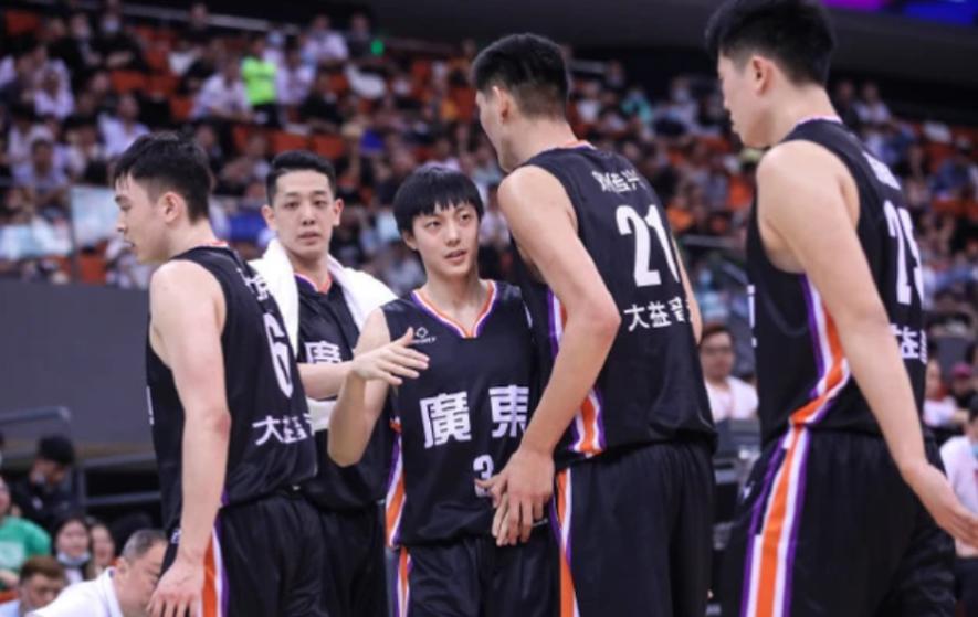 杜峰为什么没去nba(广东召开紧急会议！杜锋连夜离队返回东莞，或与球队引援有关系)