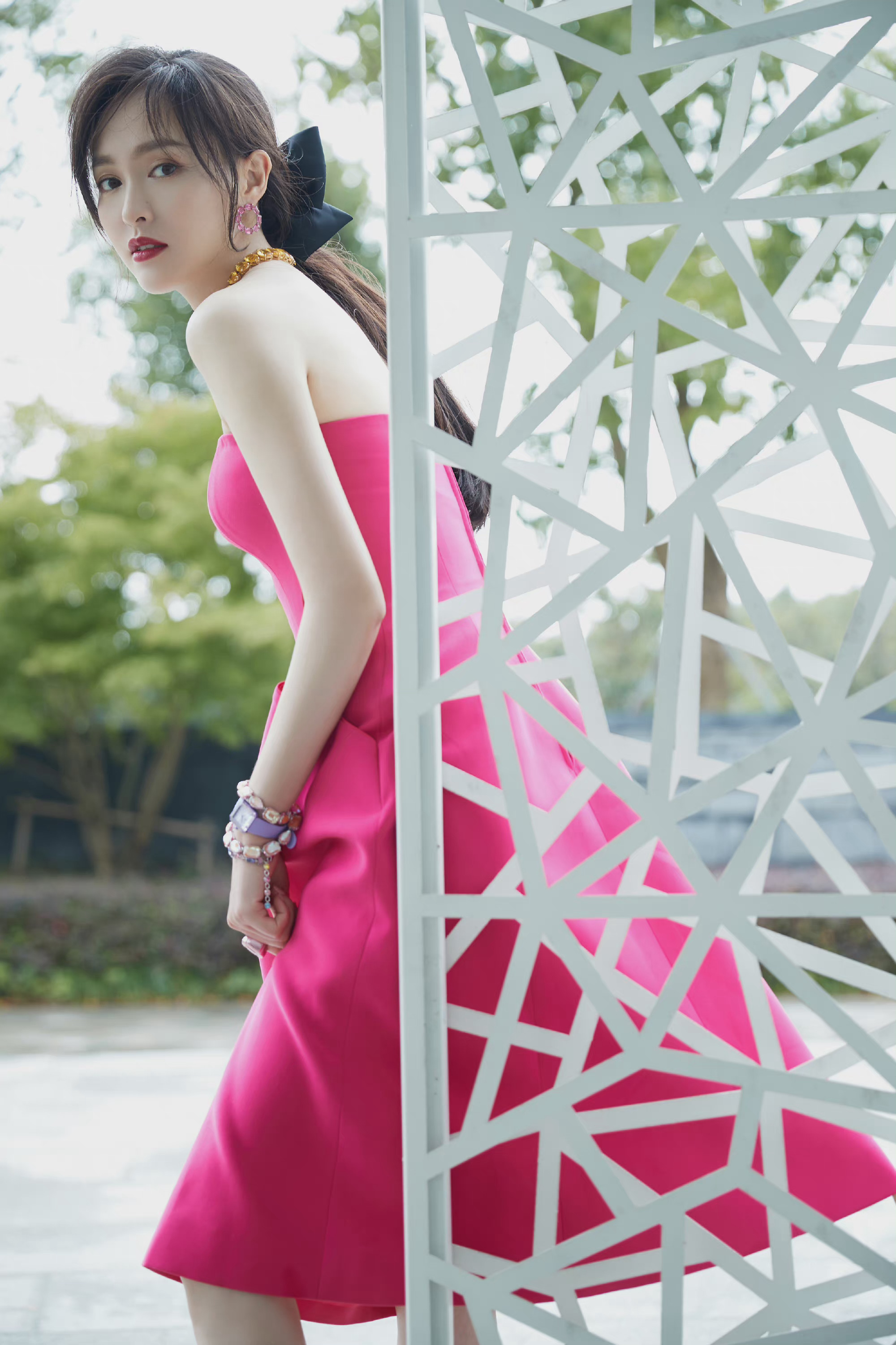 38岁唐嫣晒性感美照,玫红色连衣裙秀小香肩,肤白貌美无可挑剔