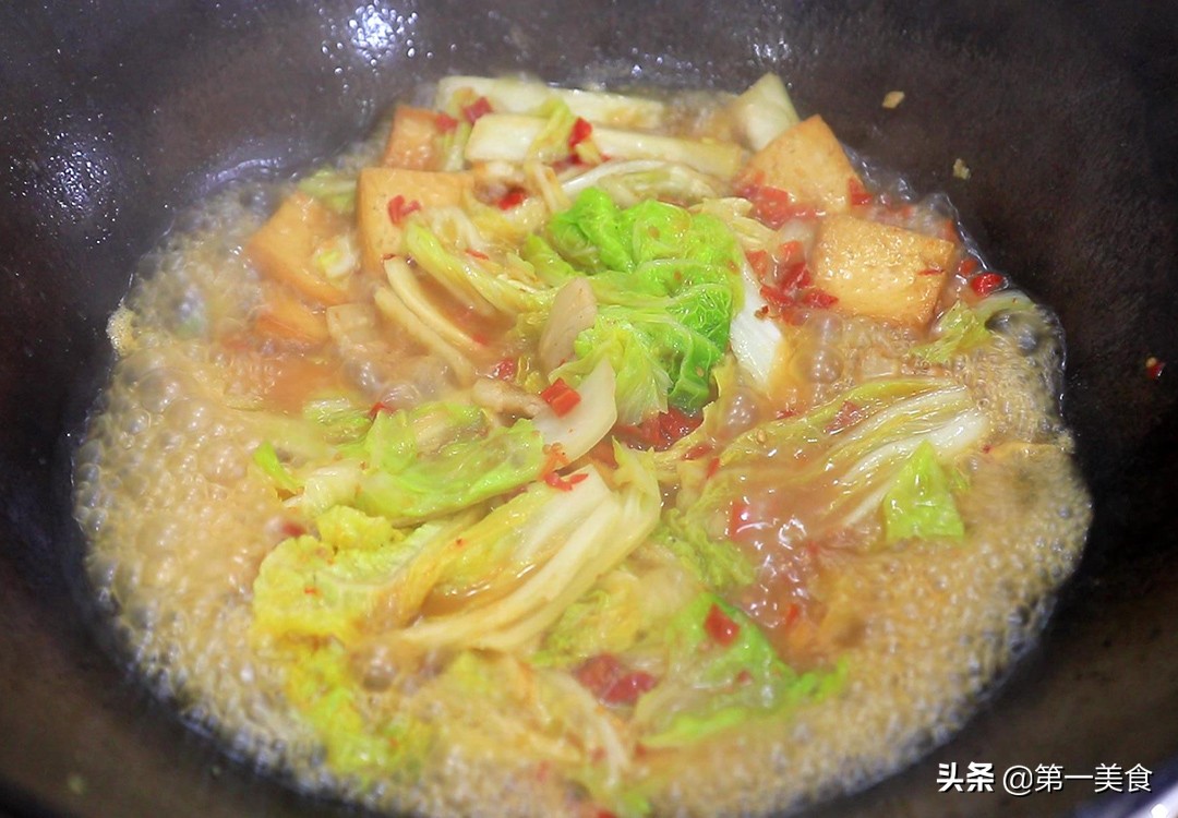 白菜燉豆腐湯怎么做才好喝，原來訣竅這么簡單，做一大鍋不夠喝