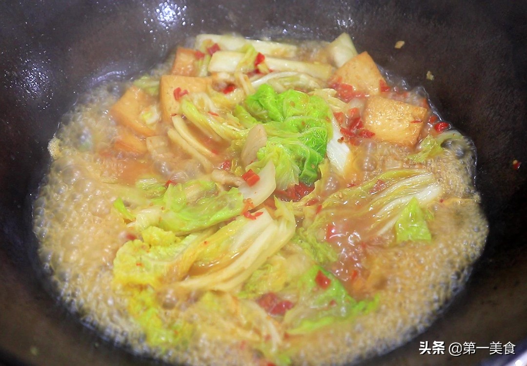 白菜炖豆腐汤怎么做才好喝，原来诀窍这么简单，做一大锅不够喝