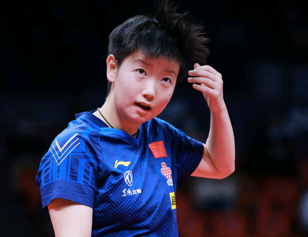 而且孙颖莎被称作小魔王,上一个大魔王张怡宁也是干净利落的短发,这两