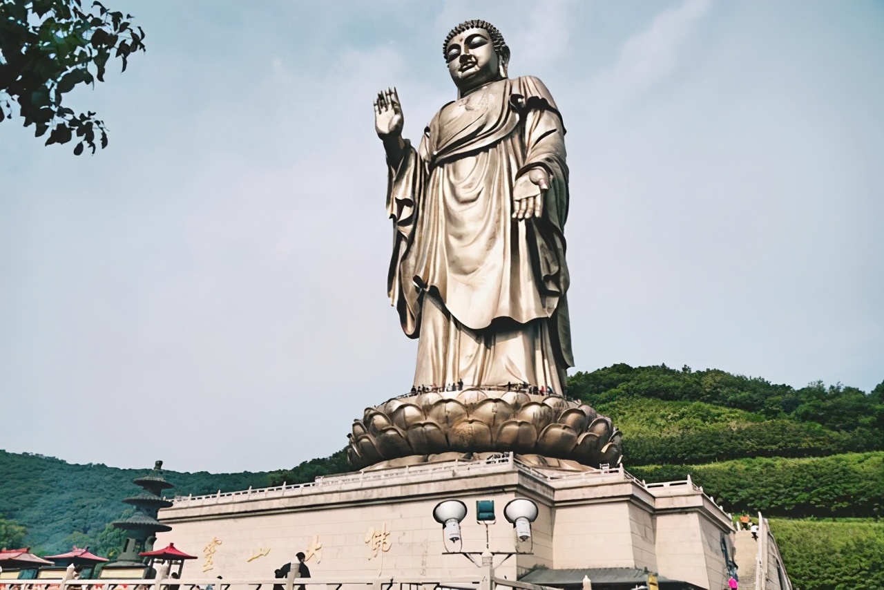 世界上最大释迦摩尼佛像，相当于30层楼高