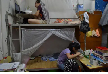 南开大学的“夫妻宿舍”，学生们羡慕不已，家长质疑：过日子来了