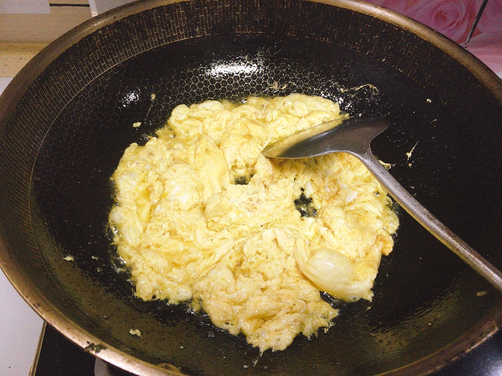 做蛋炒粉(湖南人都爱吃炒粉，教你家常做法，炒前多加1步，米粉不粘不砣)