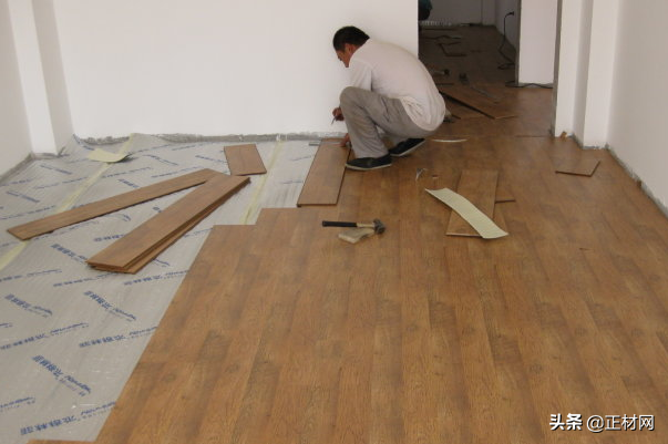 如何正确地铺设木地板，了解这些步骤及方法，地板使用更长久