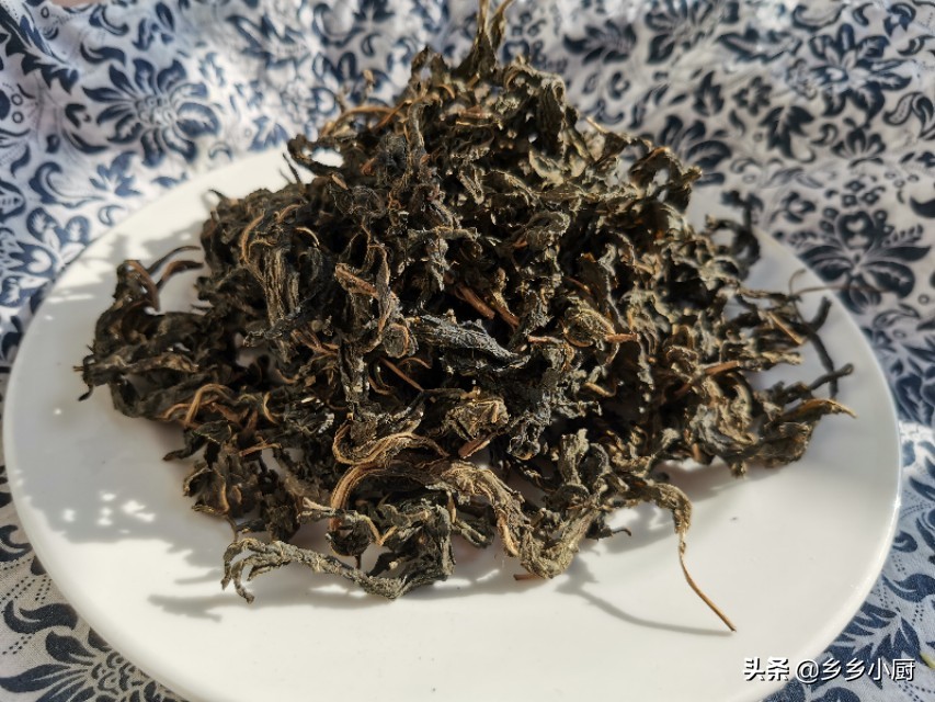 冬天吃这个正当时，芝麻叶绿豆糊涂杂面，一次吃两碗，拿肉都不换