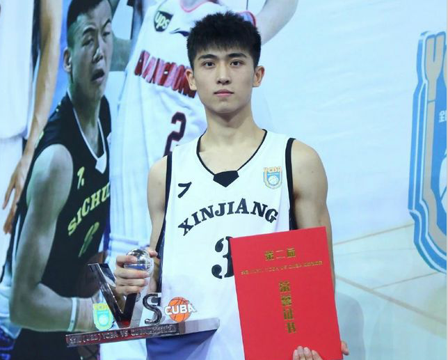 西安体院“00后”校草走红，193大长腿身材太棒，网友：姐姐等你