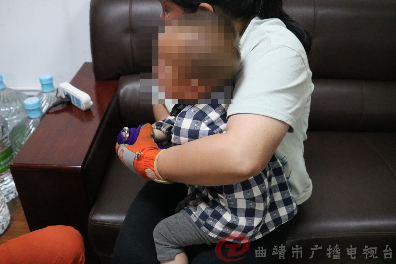 女童手指被卡螺丝帽中 富源消防小心施救