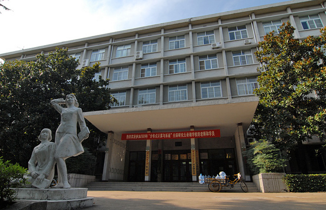 学校的面积可以大到什么程度？坐地铁上课，迟到竟成了家常便饭