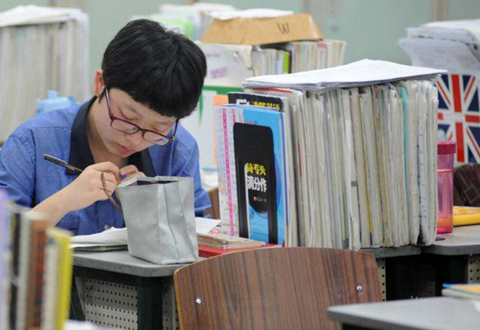 高三学子迎来“坏消息”，教育部已经下发通知，学生复读将成难题