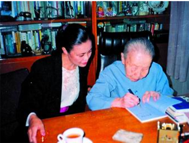 铁凝：34岁还没找男朋友，冰心说不要找要等！然后50岁才结婚