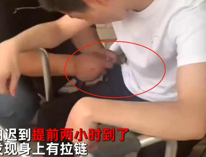 高考“悲催”考生出现，提前2小时到场，却因为拉链差点迟到