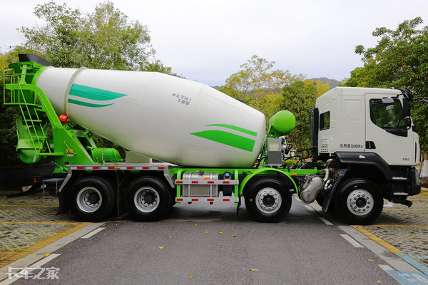 8x4将成主流,自重仅13吨,实拍柳汽乘龙h5混凝土搅拌车