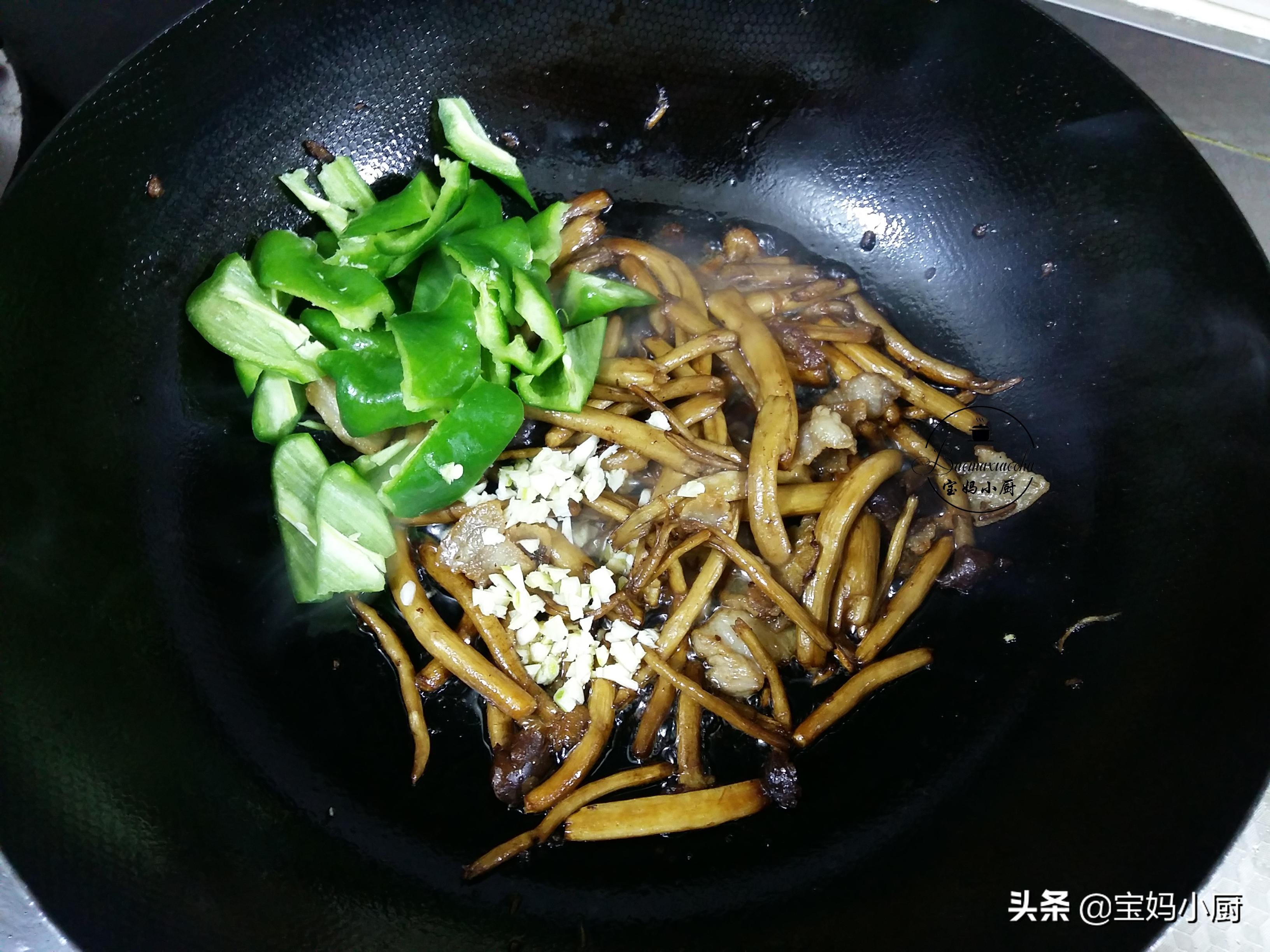 新鲜茶树菇要焯水吗（茶树菇正确烹饪方法，绝不比饭馆差）