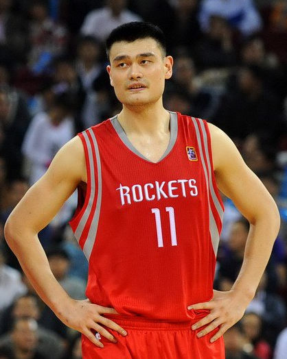 姚明为什么进不了nba前十(理性分析，姚明为何落选NBA75大球星？影响力够了 差在荣誉)