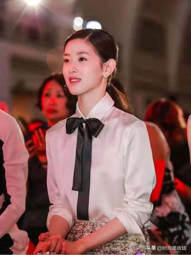富商老婆章泽天终于换风格，白色衬衫配包臀裙，气质不输超模何穗