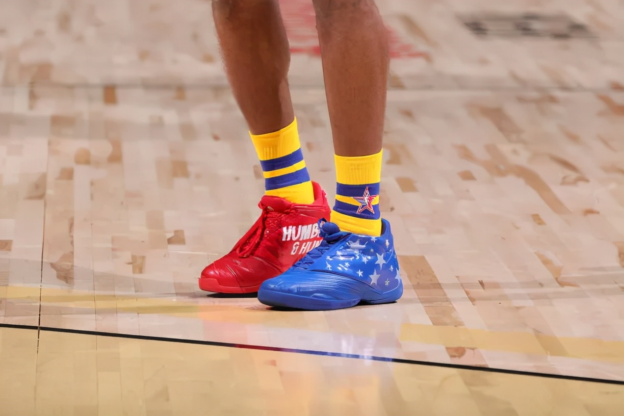 詹姆斯球鞋(nba球员上脚:詹姆斯3双球鞋,布朗的麦迪战靴很酷)