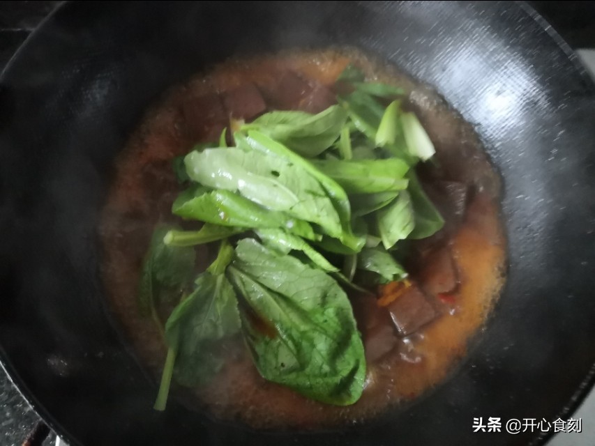 猪血5元满满一盘，价格亲民，做法简单，像我这样搭配餐餐光盘。
