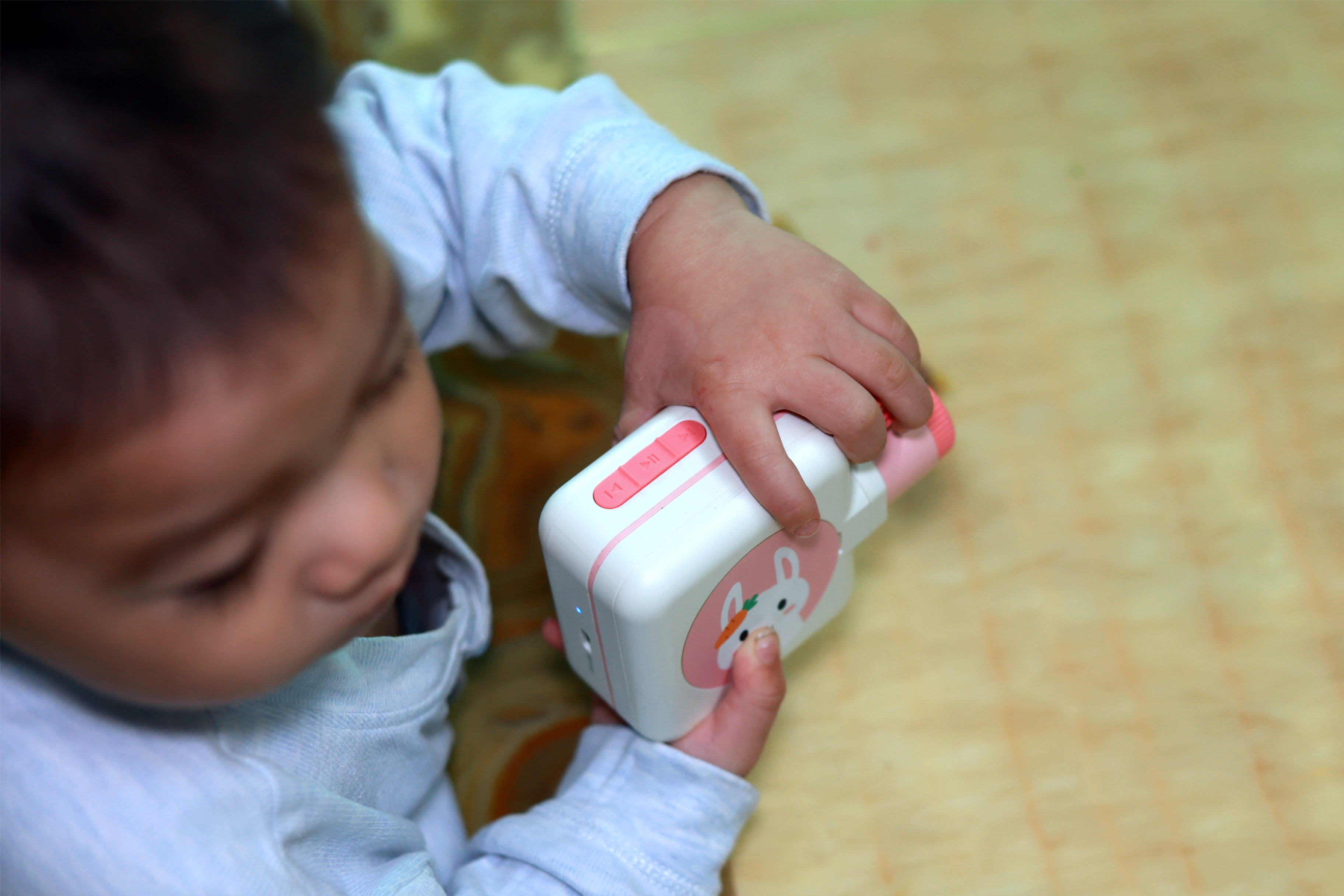 为带娃焦头烂额？不会启蒙教育？了解一下趣学伴绘本故事放映机