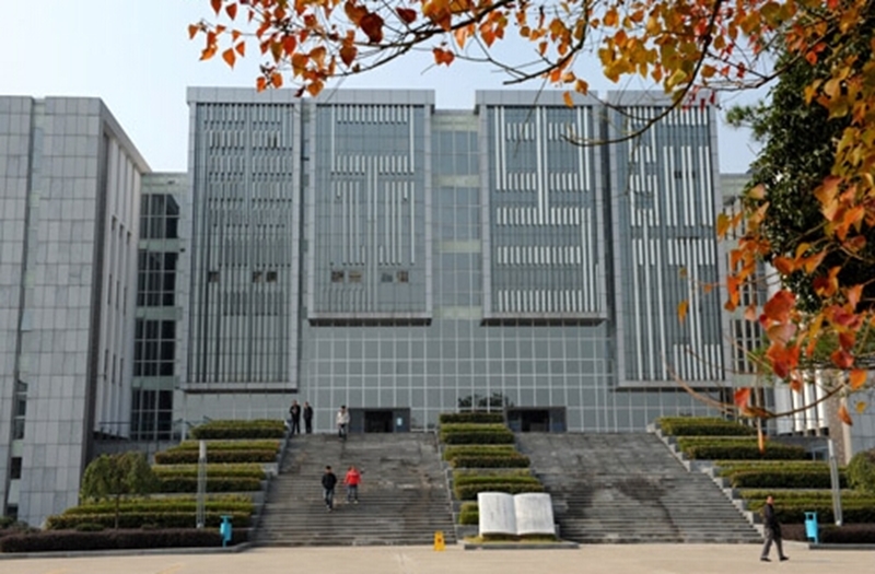 2002年,升为本科,更名为黄山学院.2000年,合并黄山林业学校.