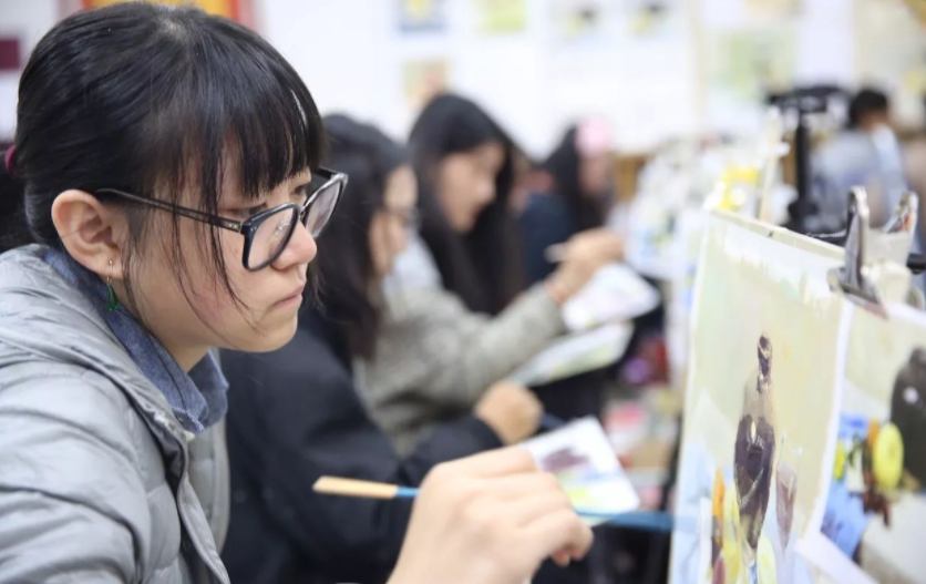 大学毕业后才知道，原来“美术生”发展空间很广阔，大学生很庆幸