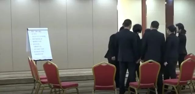 揭隐私、扮“妓女”、痛骂围攻同伴！商学院“培训班”洗脑现场曝光，揭秘精神控制式新型传销