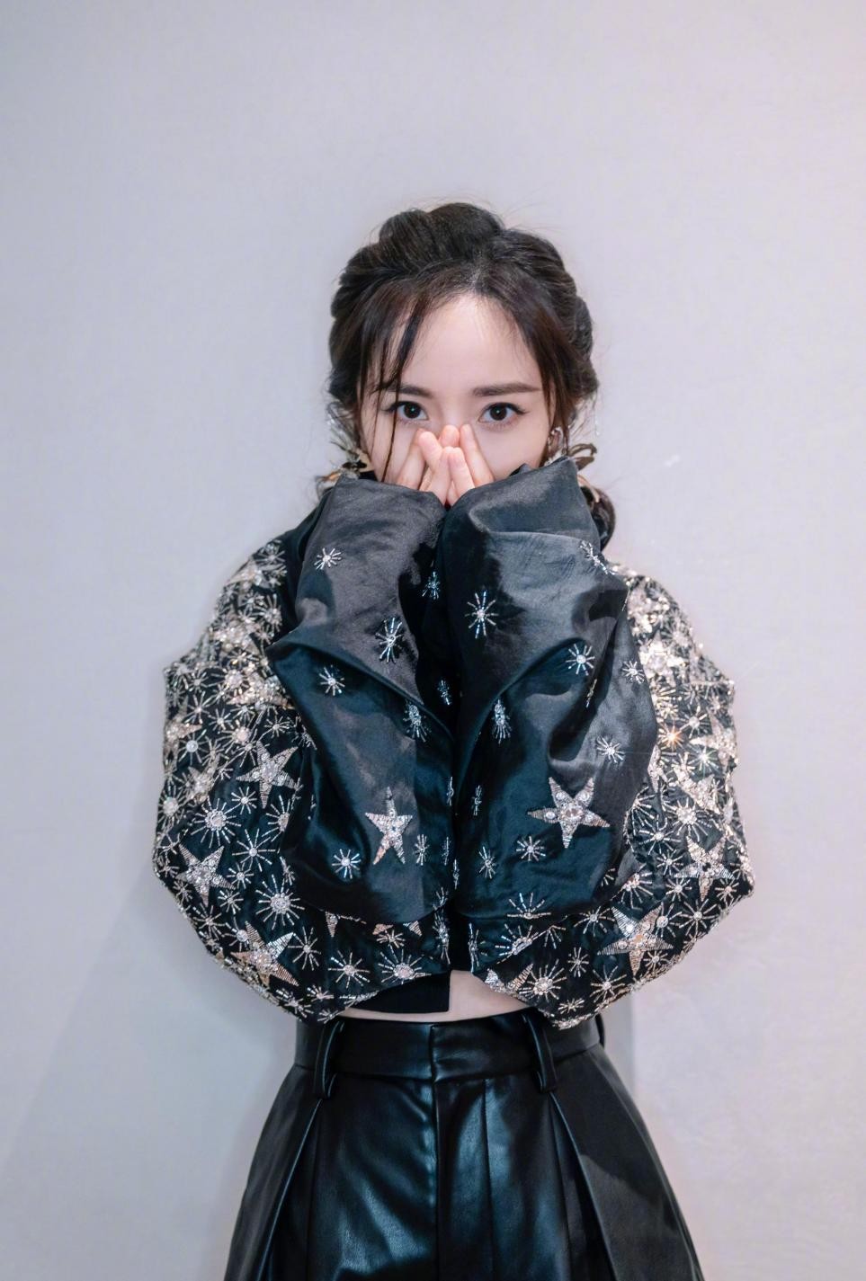 杨幂嘟嘴比剪刀手"卖萌"太可爱,甜酷风清纯俏皮,哪像当妈的人