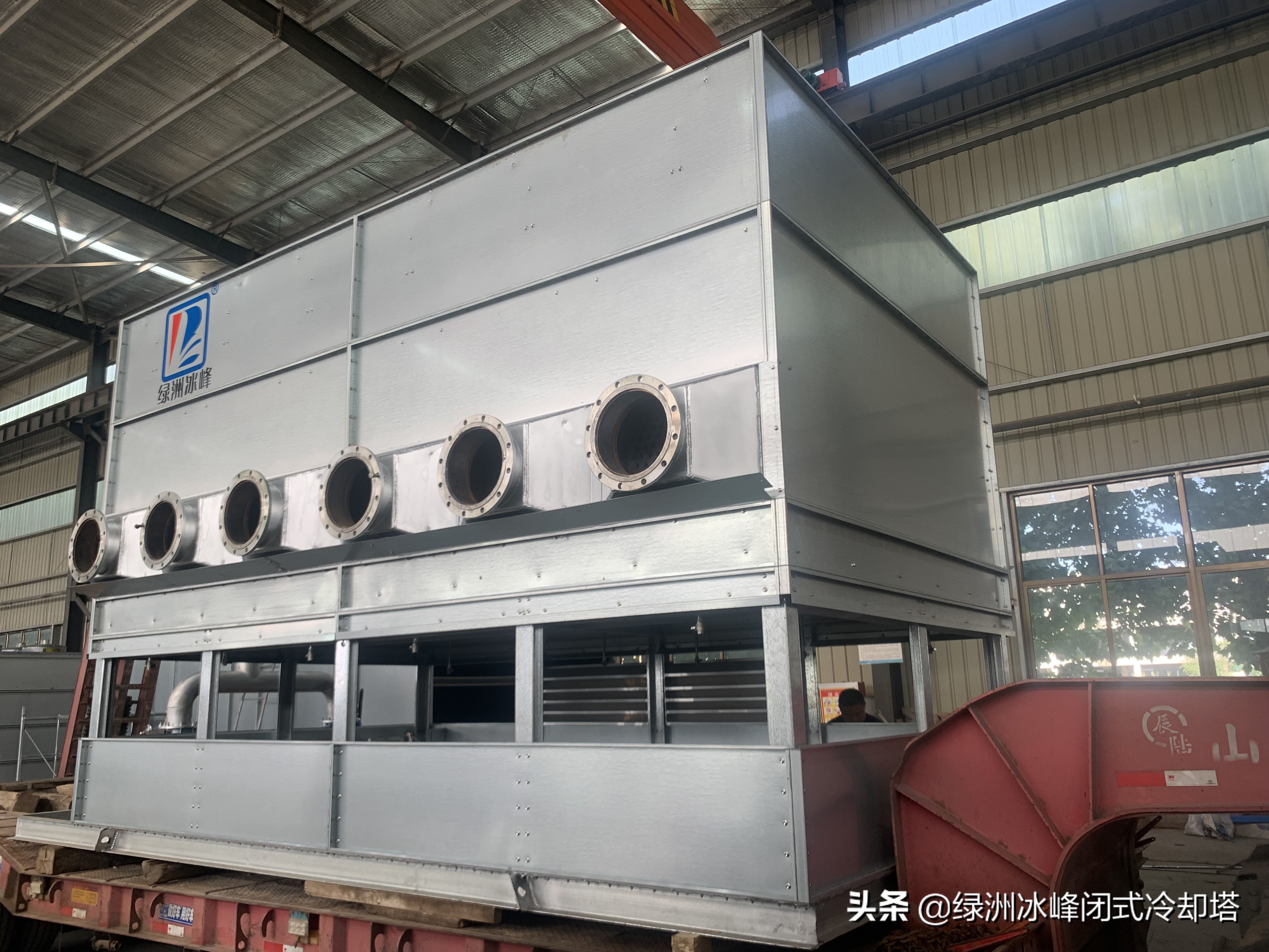 闭式冷却塔是将管式换热器置于塔内，通过循环空气、喷淋水与循环水的热交换保证冷却效果。因其主要组成部分是散热器片、填充材料和淋水喷头等，故也集合了这些材料所负荷的换热性能。随着闭式冷却塔在各行业应用中的不断深入,它的重要性越来越被人们所认识。正旭可针对不同工艺流程提供量身定制的方案服务。