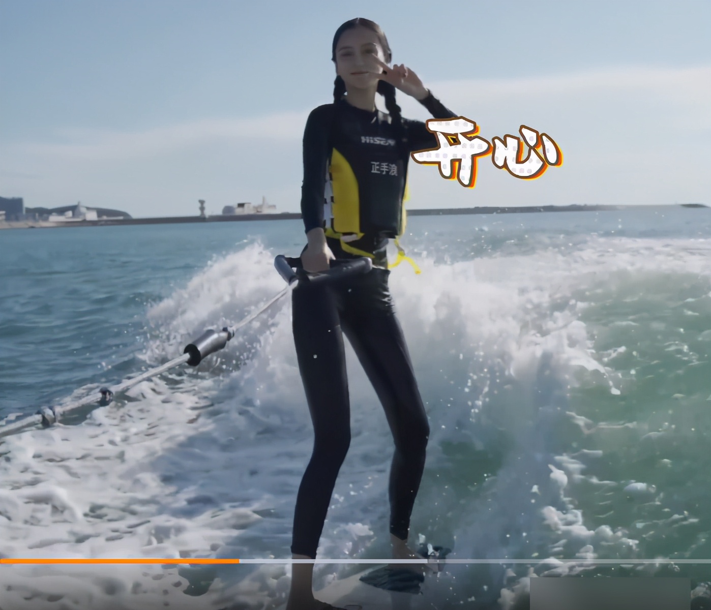 杨颖晒冲浪视频,身穿黑色紧身泳衣,失去瘦身效果尽显真实身材