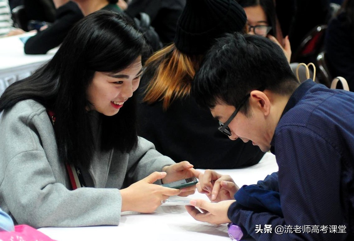 大学生恋爱调查问卷（男子在校内表白女大学生引围观）