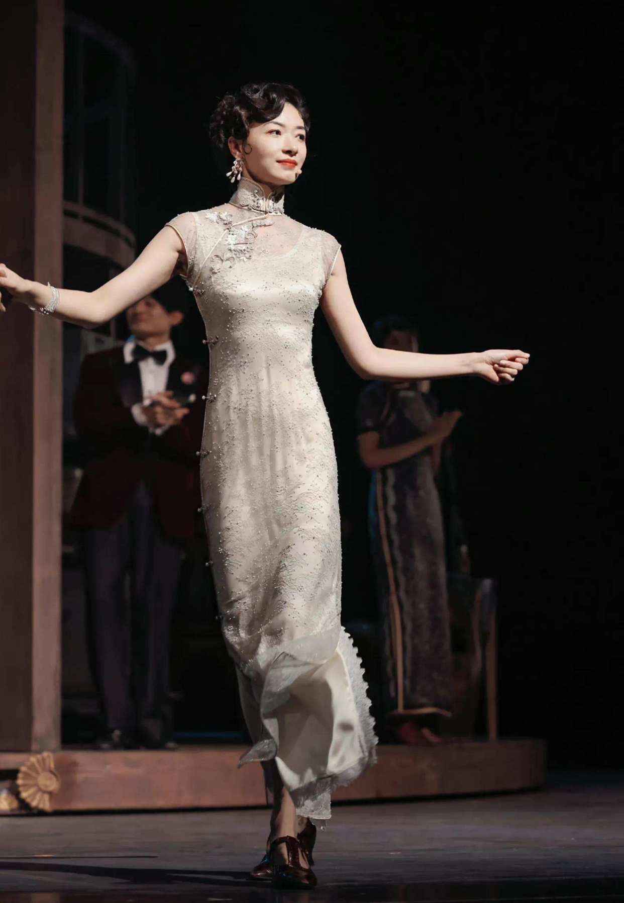 万茜演过的电视剧倾城之恋(叶锦添设计的旗袍,再配上万茜这身段和气质