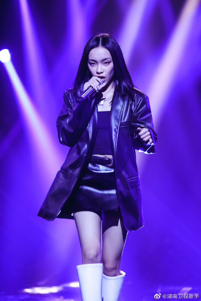 李佳琦堂妹奇袭华晨宇，之前还疑似内涵导师，她的营销过犹不及？