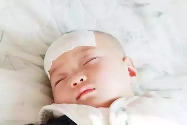 小孩发烧手脚冰凉？退热贴比退热药更有效？