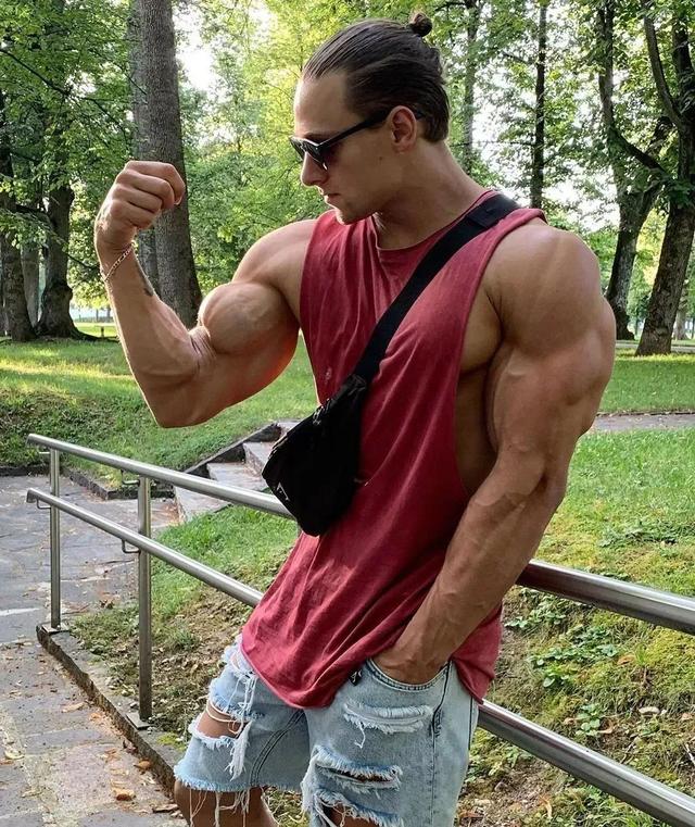 像是奥地利健体小哥那种一周每个部位两次的高强度训练还有专业的运动