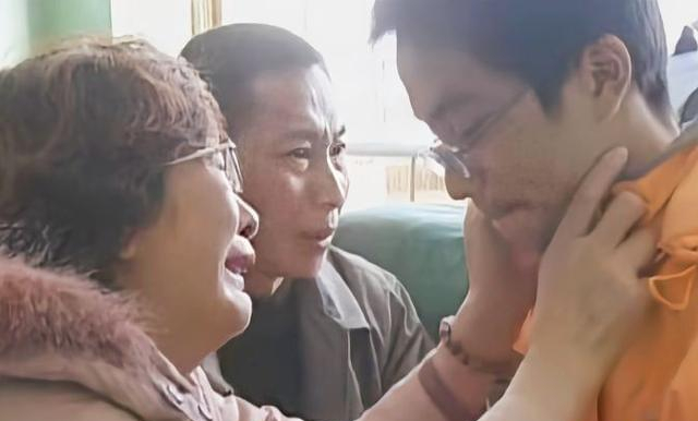 2004年，两少年扒上飞机起落架：一个被风吹下飞机，一个艰难幸存