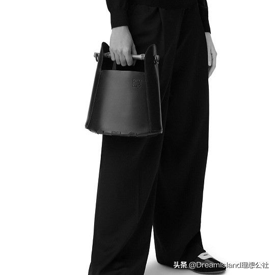 新包 | LOEWE 上架春夏新款手工编织篮子包：铆钉和花卉装饰