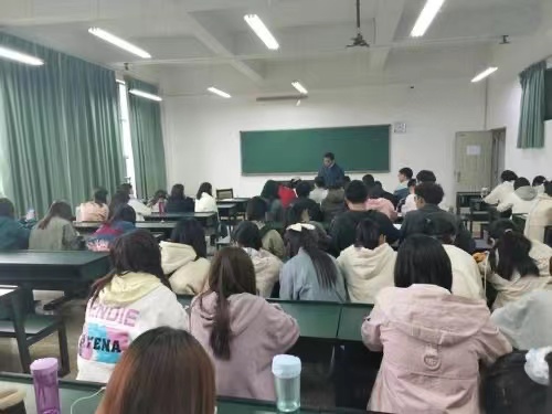 文学类就业前景好的专业排名，汉语言文学仅排第二，英语备受欢迎