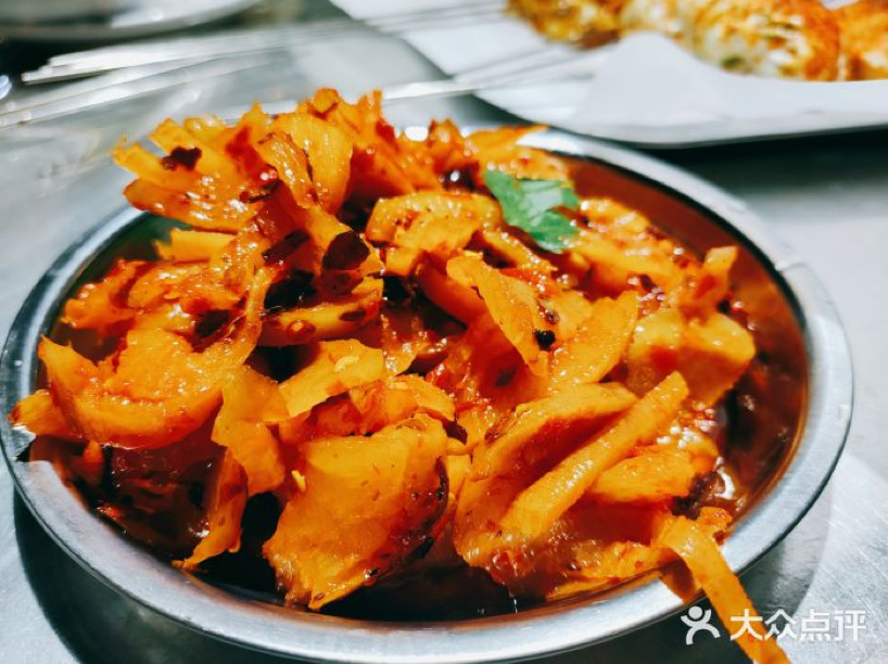 长春这家网红毛坯“厂房”烧烤店，凭什么能让跑男团去打卡撸串？